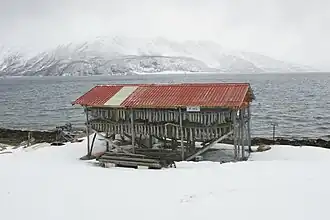 Poisson séchant au bord du fjord.