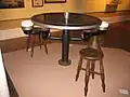 Crachoirs intégrés à la table pour dégustateurs de thé