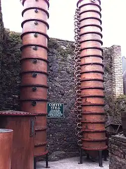Colonne à distiller de type Coffey, similaire à celles employées dans certaines distilleries de rhum