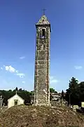 La lanterne des morts dans le cimetière.