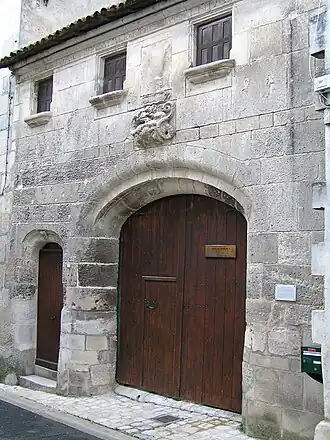 Sculpture d'une salamandre au-dessus d'un porche