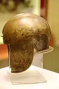 Casque gréco-illyrien de Timis, Roumanie avec cavalier et six décorations de pétales de rose (VIe – IVe&nbsp;siècles avant J.-C.).