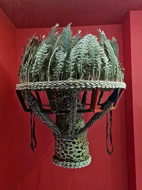 Coiffe à plumes.
