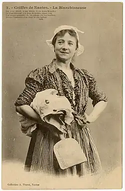 La Blanchisseuse - Appartient à une série de cartes postales d'A. Thuret, réalisées sur ce thème. Cette carte porte le n° 2.
