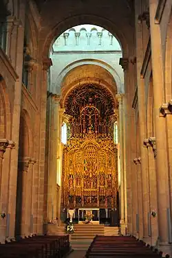 Vue de la nef gothique et de l'autel
