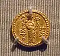 Revers d'une monnaie du roi Huvishka v. 126-163. des Kushans, avec la déesse Ardoshko Or, diamètre 1,3 cm. Asian Art Museum, San Francisco.