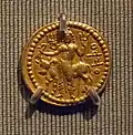 Monnaie du roi Vasudeva Ier. Revers à l'image du dieu indien Shiva et du taureau à bosse Nandi. Or, diamètre 1,9&nbsp;cm, musée d'Art asiatique de San Francisco.