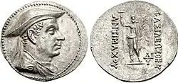 Pièce d'argent d'Antimaque. Face : Profil d'Antimaque ; revers : Poséidon, avec légende en grec BASILEOS THEOU ANTIMACHOU « du Roi-Dieu Antimaque ».