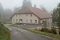 Ferme de 1835 reconvertie en dojo sur le site du château disparu.