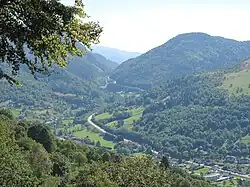 Vue sur la route du col de Bussang qui serpente à travers les sapinières