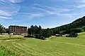 Le col de l'Arzelier et l'ancien hôtel des Deux Sœurs par lequel passe le personnage d'Anaïs.
