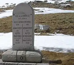 Borne interdépartementale au col de la Cayolle à 2&nbsp;326&nbsp;m.