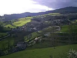 Le village de Lamure-sur-Azergues vu depuis la route du col.