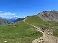 Le col avec à droite la crête des Gittes et au loin à gauche le mont Pourri.