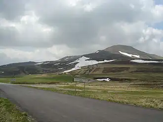 Le col de la Croix Saint-Robert au pied du roc de Cuzeau.