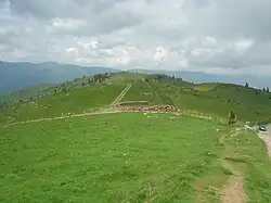 Plus bas des cyclistes au col du Petit Ballon (1&nbsp;165&nbsp;m).