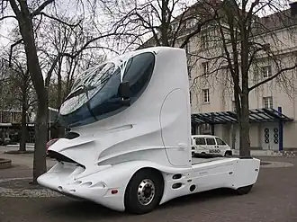 Tracteur de semi-remorque aérodynamique.