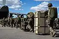 Embarquement de colis dans un A400M.