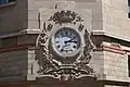 Photographie en couleur d'une horloge.