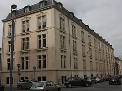 Au 122Bis, Maison des associations, partie de l'Ancien collège des Jésuites.