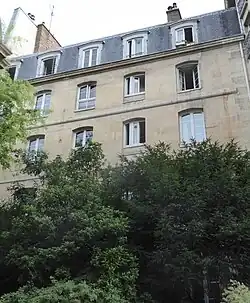 Le collège depuis l'entrée de l'église Saint-Éphrem.