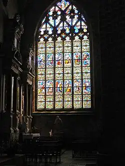 Vitrail et chapelle.