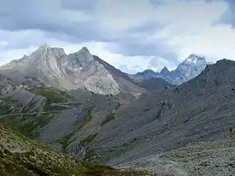 Le col Agnel (2&nbsp;744&nbsp;m), dans l'est.