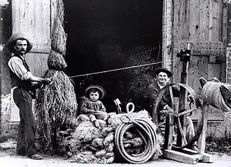 Tresseurs de chanvre, photographie des frères Cristille, fin XIXe&nbsp;siècle