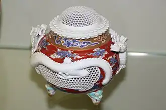 Brûle-parfums, porcelaine à décor de dragon, émaux sur couverte, Arita, fin XIXe (Sèvres).