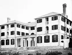 Photographie d'un bâtiment en U à trois étages avec de larges fenêtres