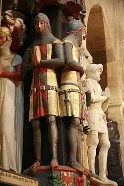 Deux des 4 hommes en armure.