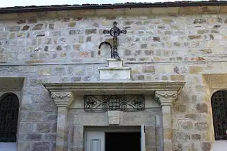 Le fronton, au-dessus de l'entrée principale.