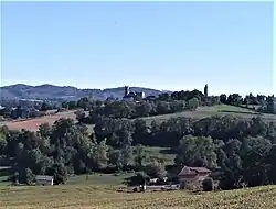 La colline de Châbons dominant la Bourbre.