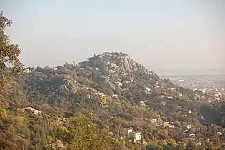 La colline du Castéou, où se situe le château.