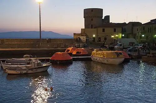 La tour vue du port