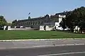 Au nord-est, la gare des Invalides altère la perspective de l'esplanade.