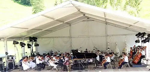 L'orchestre régional de Cannes-Provence-Alpes-Côte-d’Azur joue aux champs lors des «&nbsp;Folies du lac de La Colmiane&nbsp;», le 18 juillet 2010.