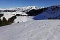 Paysage enneigé du plateau de Beauregard avec la chaîne des Aravis au dernier plan.