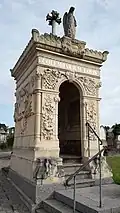 Ancienne chapelle devenue colombarium au cimetière de Saint-Dié-des-Vosges.