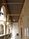 Vue intérieure de l'une des galeries de la cour.