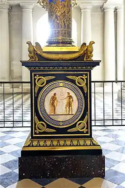 Détail de la colonne commémorant la campagne de 1805, livrée en 1806 pour le salon des officiers du Palais des Tuileries. Dessin de Brongniart, porcelaine de Sèvres, bronzes de Thomire, château de Versailles.