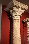 Chapiteau corinthien et colonne à cannelures torses peu profondes