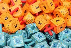 Empilement de petits cubes munis de tiges, les uns de couleur bleu ciel, les autres orangés.
