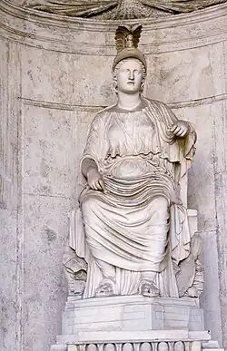 Déesse Roma assise (époque d'Hadrien, d'après un original grec du Ve&nbsp;siècle&nbsp;av. J.-C. ; marbre, hauteur 3,10 mètres).