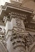 Détail d'un pilier avec ses colonnes adossées à chapiteaux corinthiens.