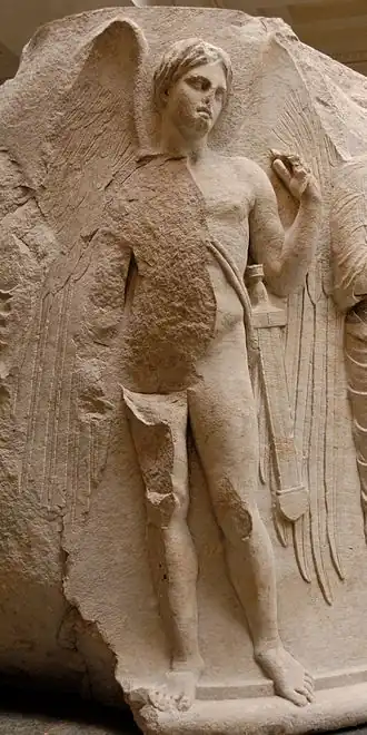 Thanatos ailé portant une épée, détail d’un tambour de chapiteau provenant du temple d'Artémis à Éphèse, v. 325-300 av. J.-C., British Museum.