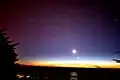 La queue de la comète McNaught était encore visible de l'hémisphère nord après que la comète avait elle disparu depuis longtemps. Cette photo montre également la Lune et Vénus.