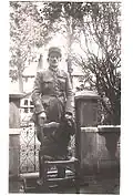 photo du commandant Brébant, commandant le 2e bataillon du 117 R.I. (le Mans 1937) avec son chien.