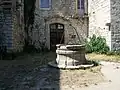 Cour intérieure avec puits.