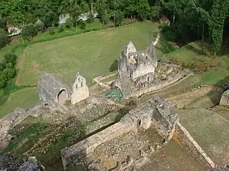 La chapelle Saint-Jean dont le milieu s'est effondré et la maison au four.